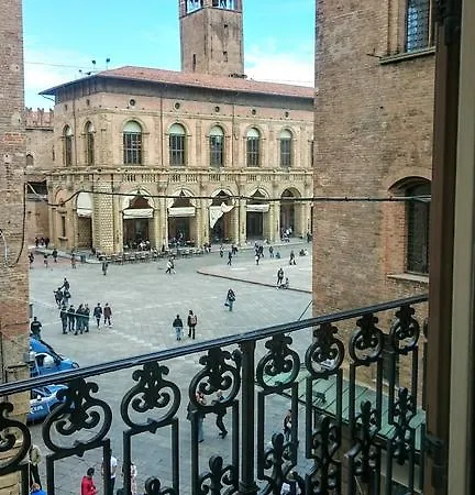 Casa Isolani Piazza Maggiore Bologna