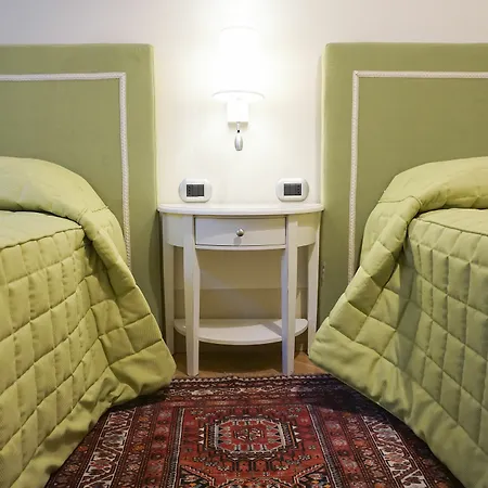 Casa Isolani Luxury Rooms Piazza Maggiore Guest house 2*