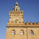 Casa Isolani Piazza Maggiore